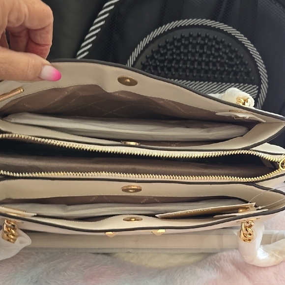 Michael Kors Cream Quilted Women's Bag - Picture 7 of 8